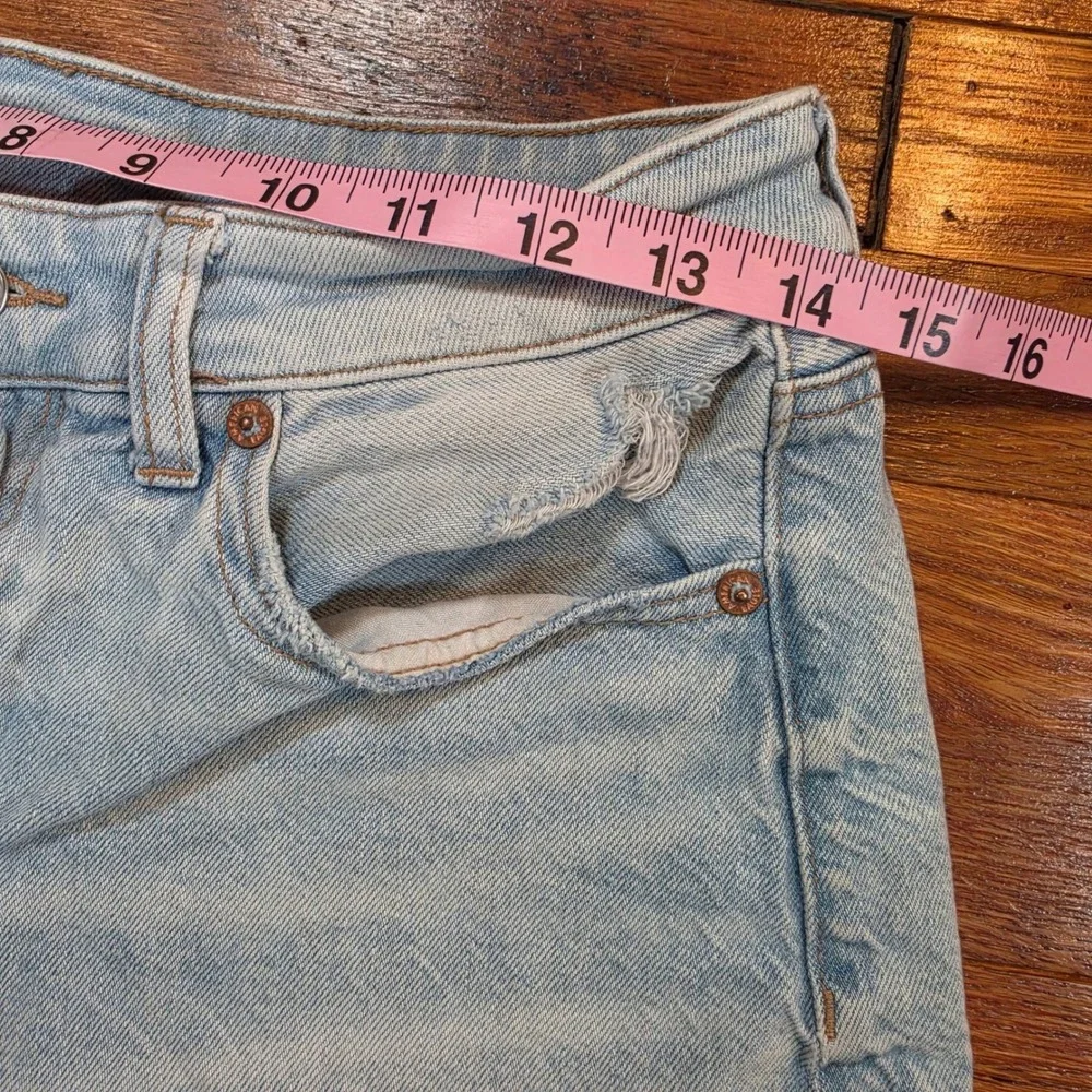 American Eagle Baggy Mom Shorts Womens 6 Light Wash Distressed High Rise Denim